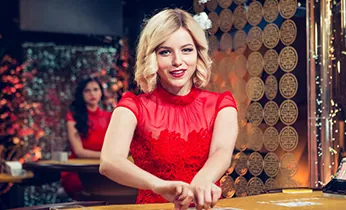 Bàn chơi casino trực tuyến với các quân bài và chip cược